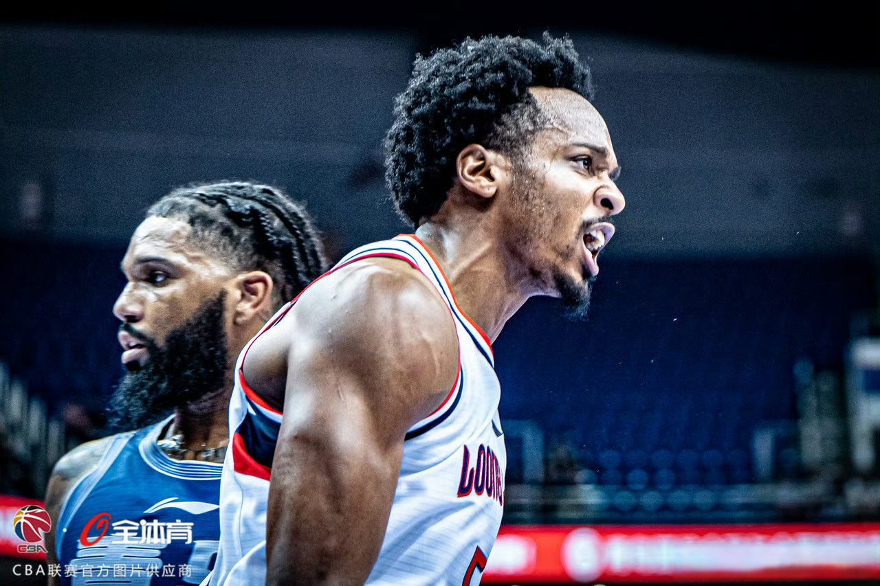 贝博体育- 费德勒在老鹰比赛中绝杀,出色防守引发热议的是谁 